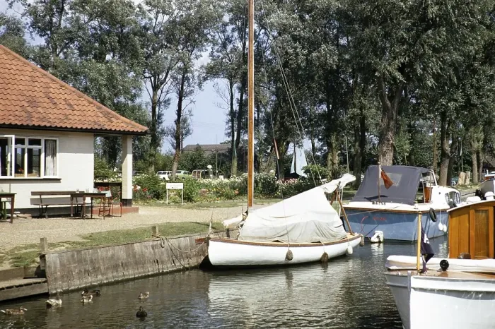 Framed Print : Vor dem Pub vertaeute Boote, Hickling Broad, Norfolk Broads, Juli 1970