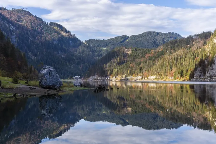 Framed Print : The Vordere Gosausee in autumn with a view of the Gasthof Gosausee