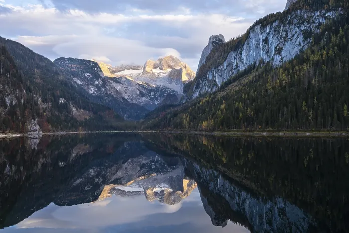 Framed Print : The Vordere Gosausee lake in autumn with a view of the Dachstein mountain range