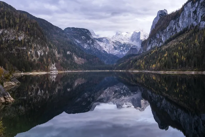 Framed Print : The Vordere Gosausee lake in autumn with a view of the Dachstein mountain range