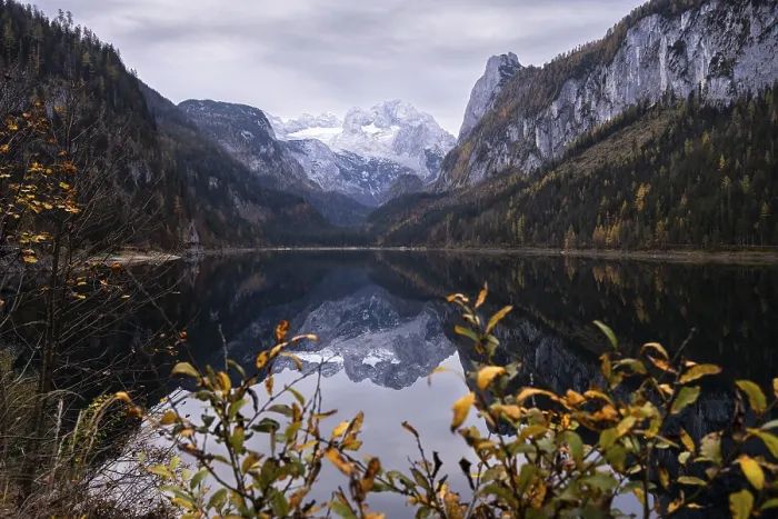Framed Print : The Vordere Gosausee lake in autumn with a view of the Dachstein mountain range
