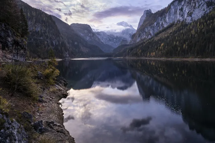 Framed Print : The Vordere Gosausee lake in the morning in autumn with a view of the Dachstein mountain range