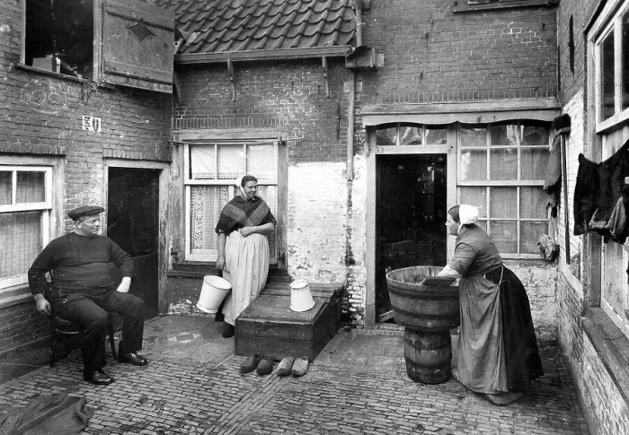 Framed Print : Washing laundry in the courtyard ca