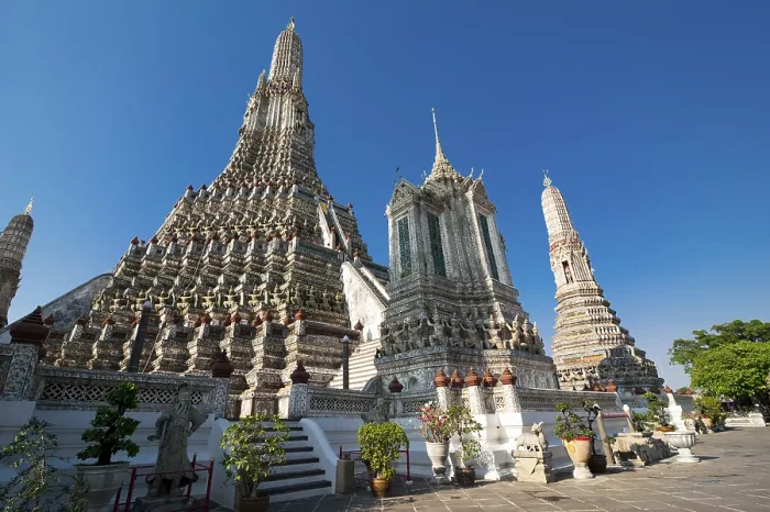 Framed Print : Wat Arun or Temple of Dawn over blue sky