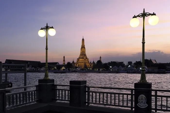 Framed Print : Wat Arun, Temple of Dawn, illuminated in the evening