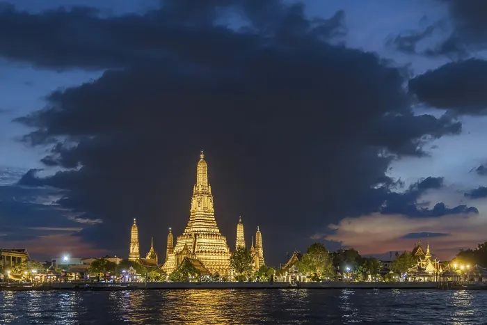 Framed Print : Wat Arun, Temple of Dawn at sunset with dark clouds