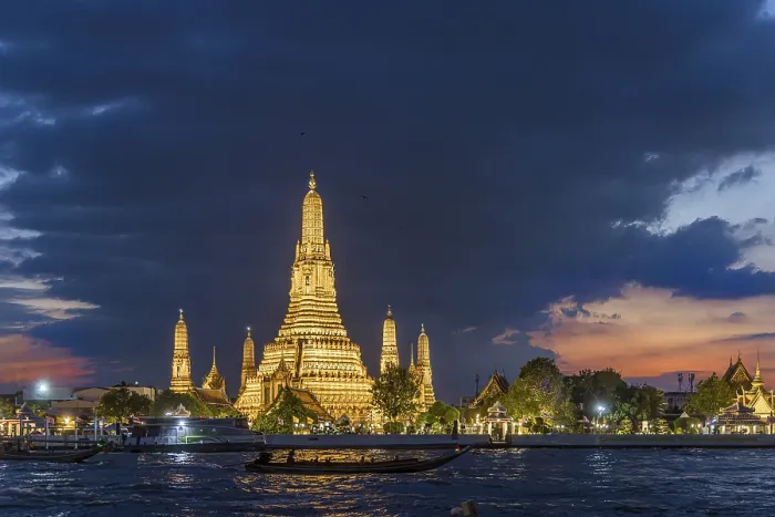 Framed Print : Wat Arun, Temple of Dawn at sunset with dark clouds