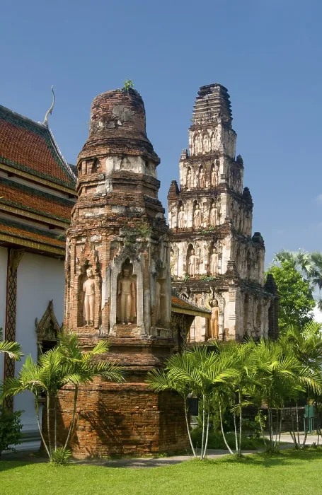 Framed Print : Wat Chamathewi (Chama Thewi or Chamadevi) or Wat Kukut (Temple of the Broken Reliquary) as it is also known