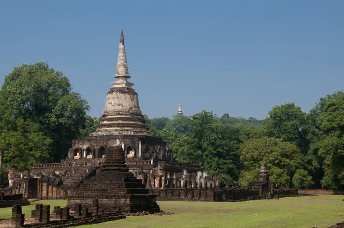 Framed Print : Wat Chang Lom was built between 1285 and 1291 by King Ramkhamhaeng
