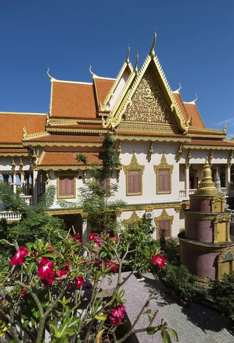 Framed Print : Wat Langka on Sihanouk Boulevard with Stupa