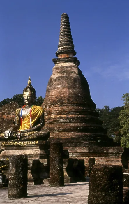 Framed Print : Wat Mahathat was founded in the 13th century by King Intharathit (c) Framed Print : Wat Mahathat was founded in the 13th century by King Intharathit (c)