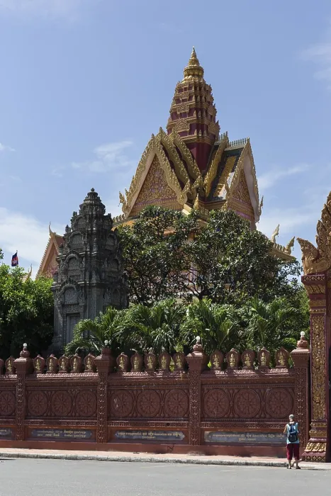 Framed Print : Wat Ounalom on Sisowath Quay, Phnom Penh, Cambodia