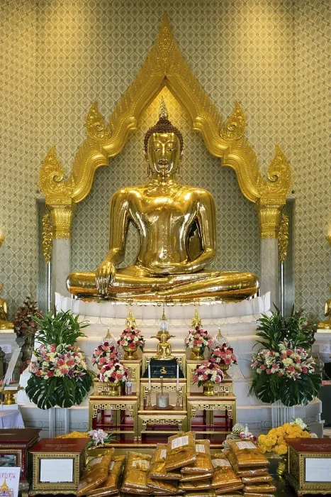 Framed Print : Wat Traimit Temple, altar of Golden Buddha