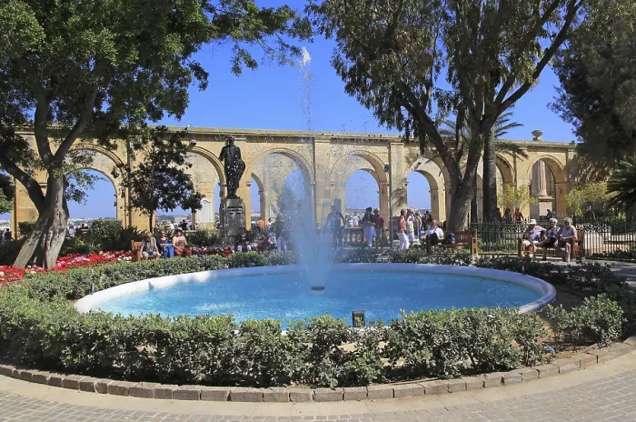 Framed Print : Water fountain in Upper Barrakka Gardens