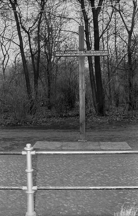 Framed Print : West Berlin, 11.1.1990, Cross for a victim of the Wall: Heinz Sokolowski Framed Print : West Berlin, 11.1.1990, Cross for a victim of the Wall: Heinz Sokolowski