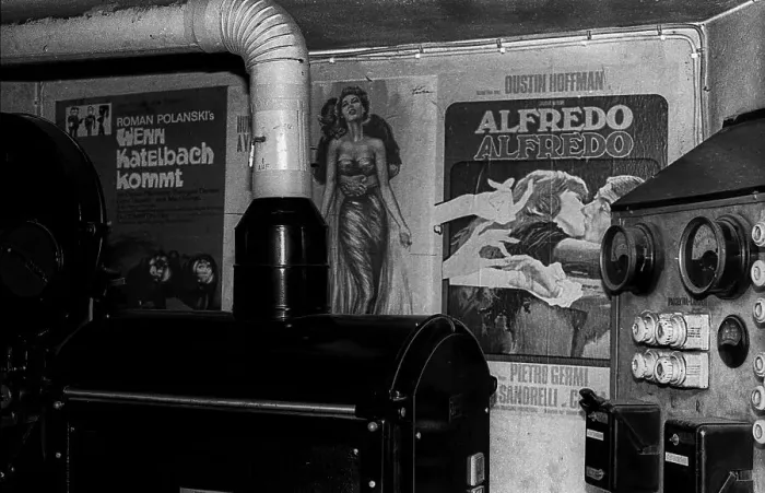 Framed Print : West Berlin, 21.1.1990, Schlueter cinema in Schlueterstrasse