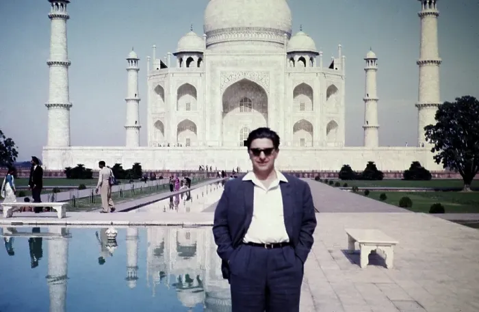 Framed Print : Westliche maennliche Touristen am Taj Mahal, Agra, Indien, 1964