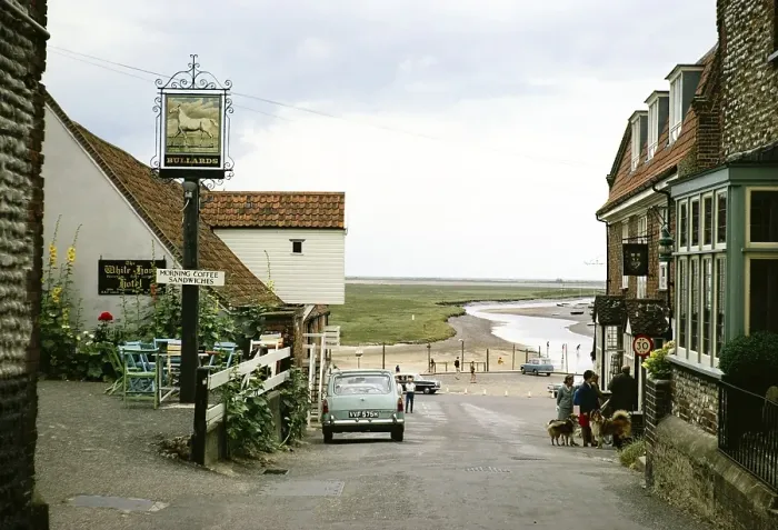 Framed Print : White Horse Hotel Pub, Blakeney, Norfolk, England, Grossbritannien, Juli 1970