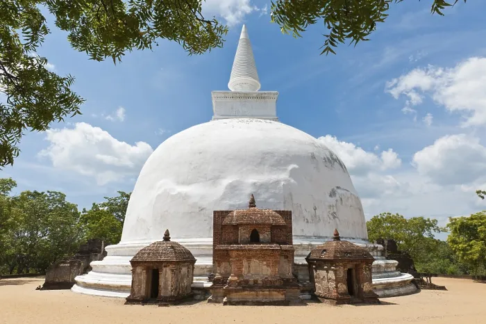 Framed Print : White Stupa Dagoba Kiri, Alahana Pirivena Group