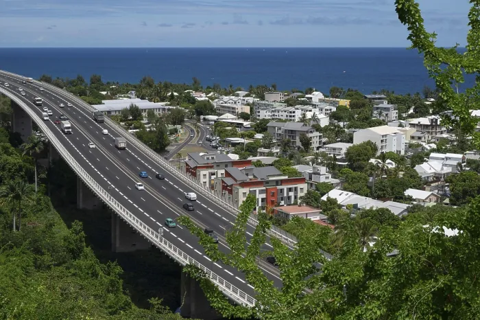 Framed Print : Wide, modern viaduct of the national road RN1 and part of the Route des Tamarins with lively traffic (cars and lorries) Framed Print : Wide, modern viaduct of the national road RN1 and part of the Route des Tamarins with lively traffic (cars and lorries)