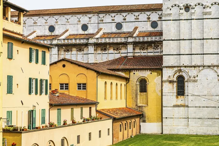 Framed Print : Winding houses with pastel-coloured facades