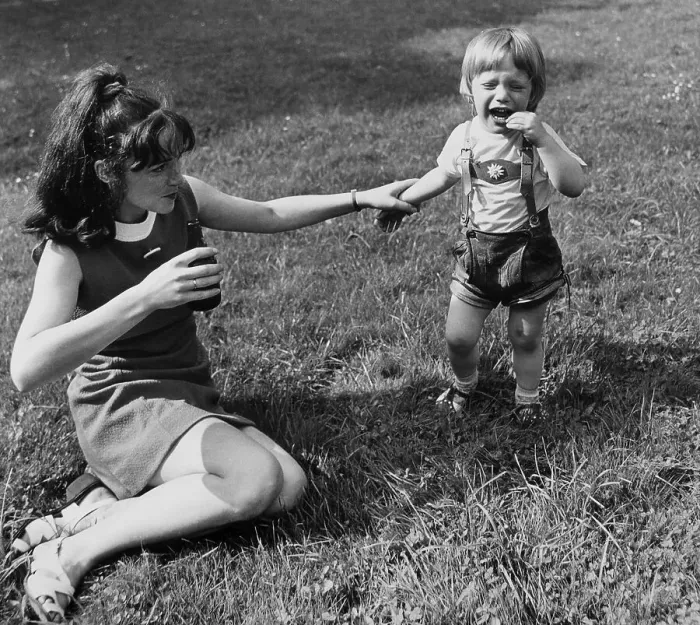 Framed Print : Woman with 5-year-old child, circa 1974 Framed Print : Woman with 5-year-old child, circa 1974