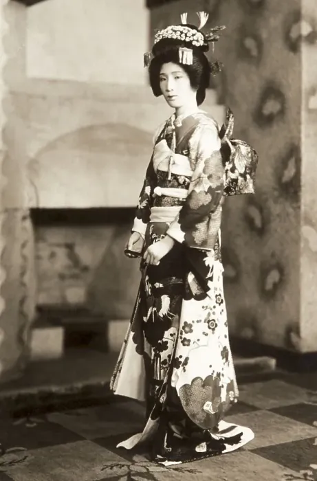 Framed Print : Woman in kimono, Old Japan, Asia Framed Print : Woman in kimono, Old Japan, Asia