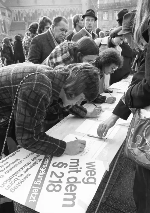 Framed Print : Several hundred woman and a few men turned out in Bonn on 15 February 1975 against § 218 Framed Print : Several hundred woman and a few men turned out in Bonn on 15 February 1975 against § 218
