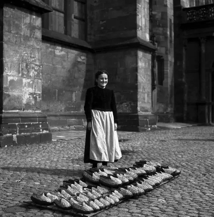 Framed Print : Woman sells shoes, Freiburger Muenstermarkt