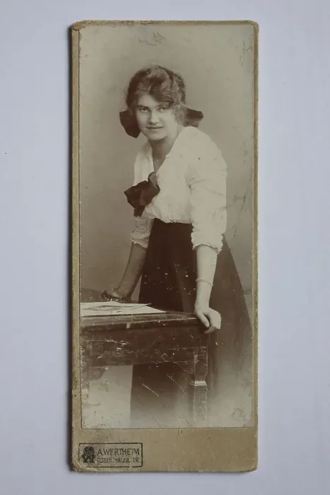 Framed Print : Woman, visit format, Carte de Visite Framed Print : Woman, visit format, Carte de Visite