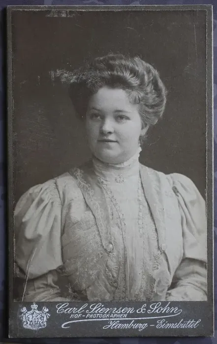 Framed Print : Woman, visit format, Carte de Visite Framed Print : Woman, visit format, Carte de Visite