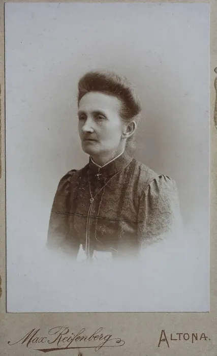 Framed Print : Woman, visiting format, Carte de Visite Framed Print : Woman, visiting format, Carte de Visite