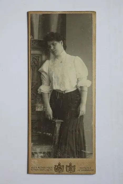 Framed Print : Woman, visiting format, Carte de Visite