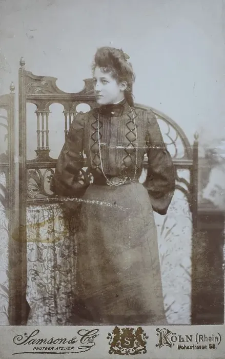 Framed Print : Woman, visiting format, Carte de Visite