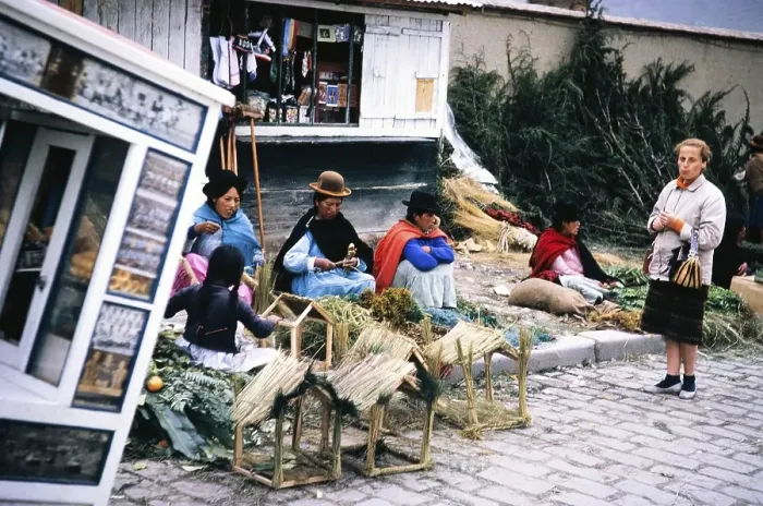 Framed Print : Women traders at the street market, city of La Paz, Bolivia, South America, British tourist standing Caption Christmas Eve in La Paz 1962, South America Framed Print : Women traders at the street market, city of La Paz, Bolivia, South America, British tourist standing Caption Christmas Eve in La Paz 1962, South America
