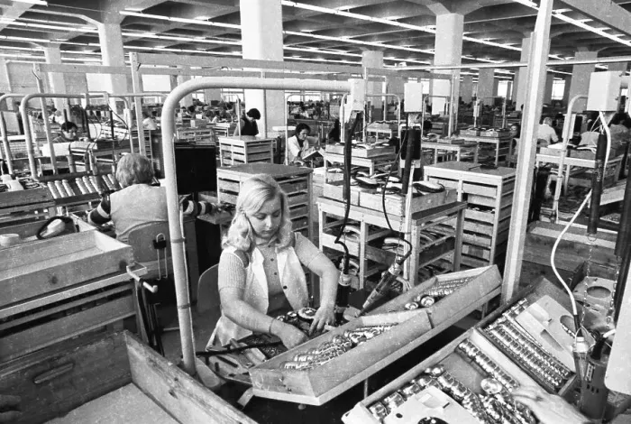 Framed Print : Women's workplaces at Siemens on 22 Framed Print : Women's workplaces at Siemens on 22