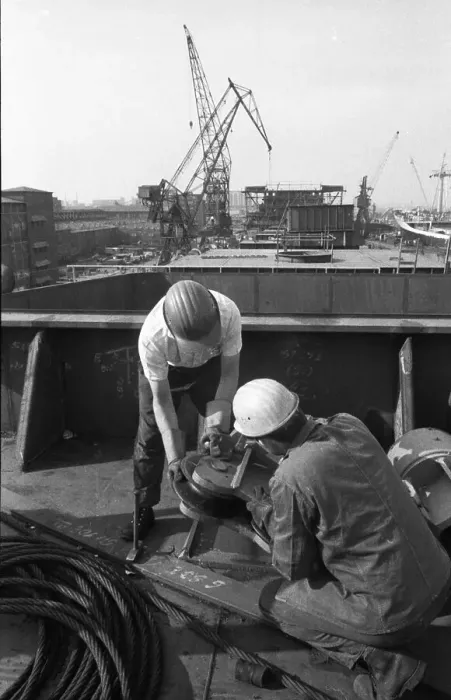 Framed Print : Work at the Port of Hamburg and Howaldtswerke Hamburg