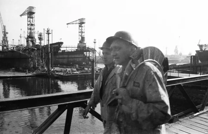 Framed Print : Work at the Port of Hamburg and Howaldtswerke Hamburg Framed Print : Work at the Port of Hamburg and Howaldtswerke Hamburg