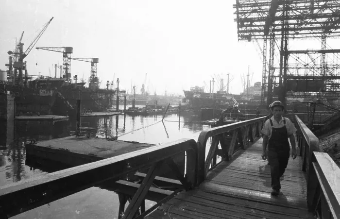 Framed Print : Work at the Port of Hamburg and Howaldtswerke Hamburg