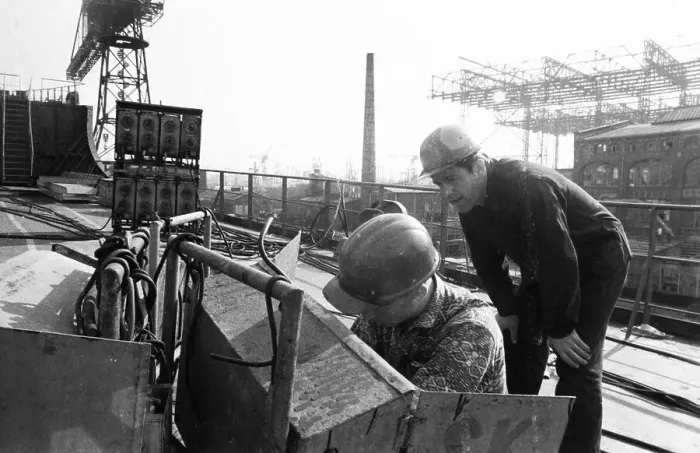 Framed Print : Work at the Port of Hamburg and Howaldtswerke Hamburg Framed Print : Work at the Port of Hamburg and Howaldtswerke Hamburg