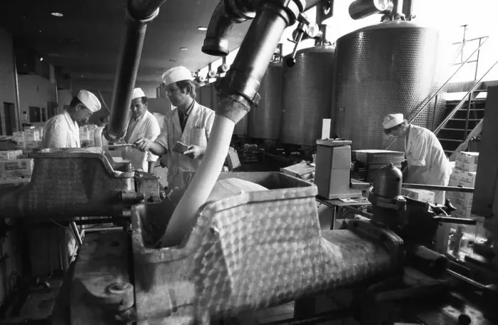 Framed Print : The work of the Westmilch dairy in the production of butter on 28
