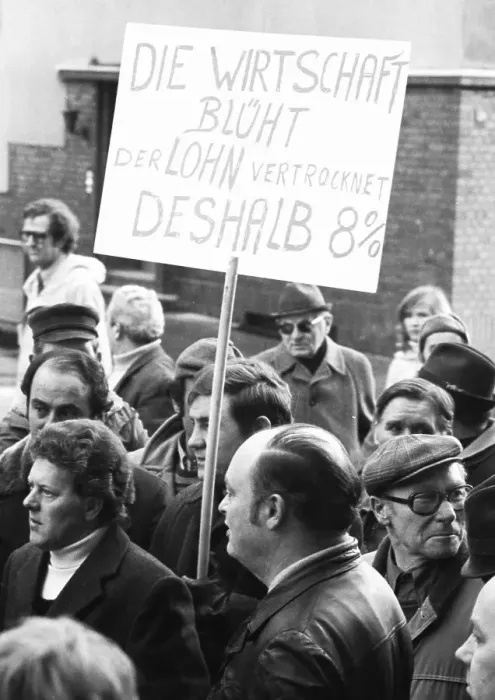 Framed Print : Workers of the Duesseldorf metal industry demonstrated on 11 Framed Print : Workers of the Duesseldorf metal industry demonstrated on 11