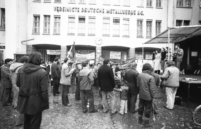 Framed Print : Workers at Vereinigte Deutsche Metallwerke AG (VDM)