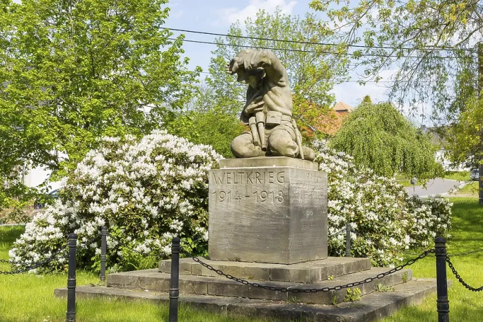 Framed Print : World War I memorial with soldier at the Majoratsgut estate in GroBhartmannsdorf