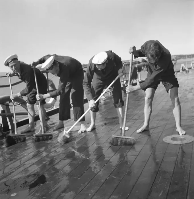 Framed Print : During World war II. The war ship Sverige during navy exercises at sea. Four sailors are seen scrubbing the deck in the sunshine. Sweden june 1940. Kristoffersson ref 141