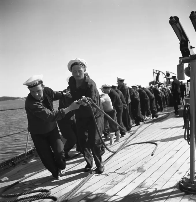 Framed Print : During World war II. The war ship Sverige during navy exercises at sea. The sailors are all pulling something heavy on deck, like an anchor line. Sweden june 1940. Kristoffersson ref 141 Framed Print : During World war II. The war ship Sverige during navy exercises at sea. The sailors are all pulling something heavy on deck, like an anchor line. Sweden june 1940. Kristoffersson ref 141