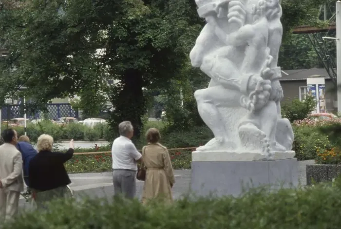 Framed Print : Wuppertal. New Monument : The Proletarian Loses His Chains (After Marx) 2