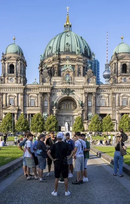 Framed Print : Young tourists in the Berlin Pleasure Garden