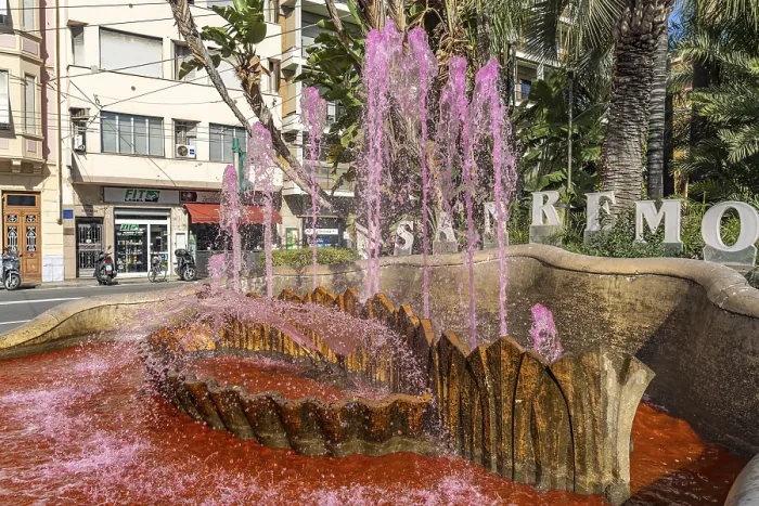Framed Print : Zampillo fountain with pink coloured water Framed Print : Zampillo fountain with pink coloured water