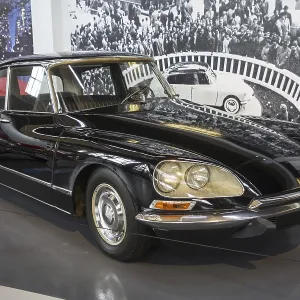 1969 Citroen DS 21 French vintage car with hydropneumatic suspension at Autoworld 1969 Citroen DS 21 French vintage car with hydropneumatic suspension at Autoworld